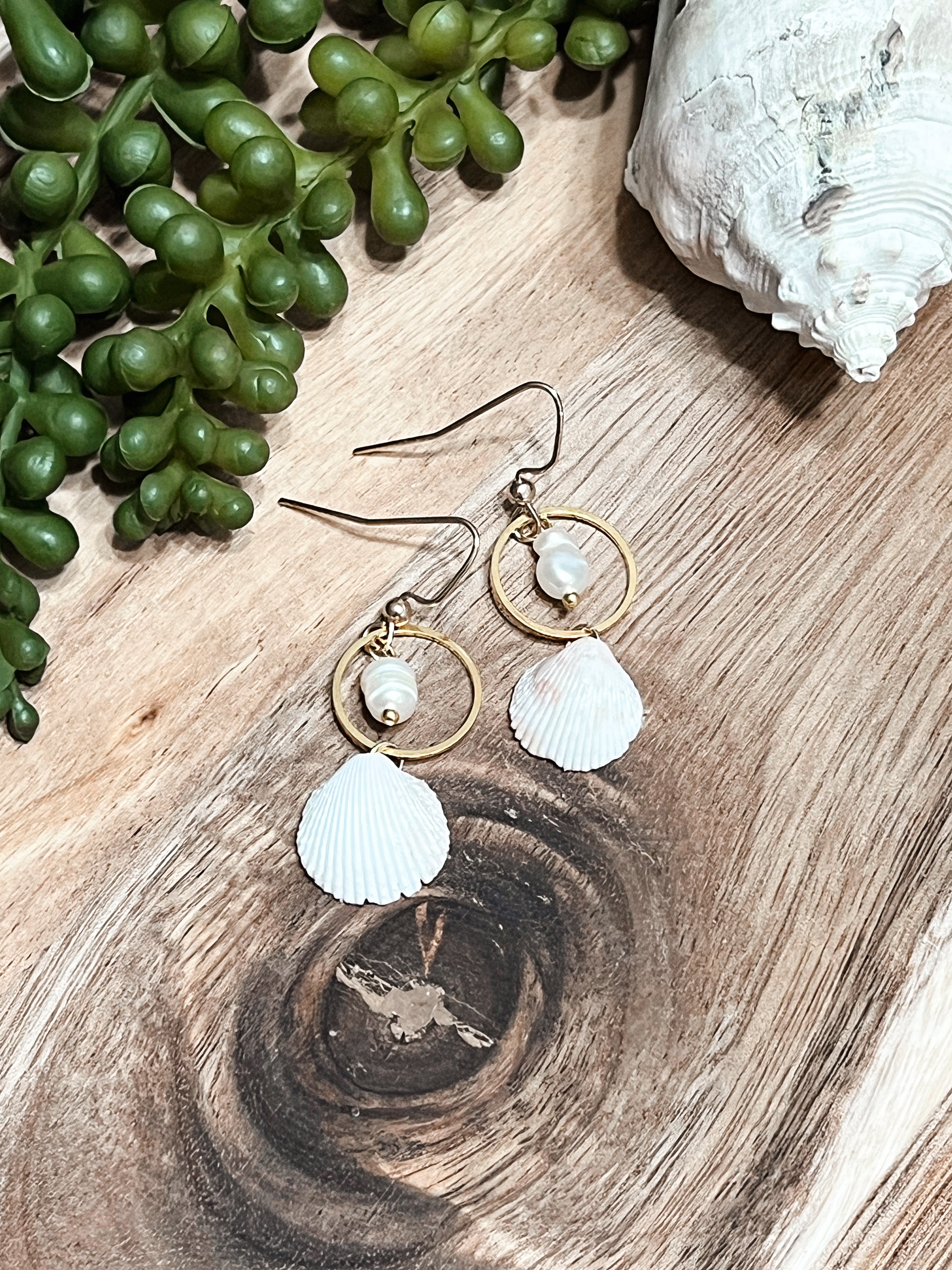 Clammy Pearl Earrings
