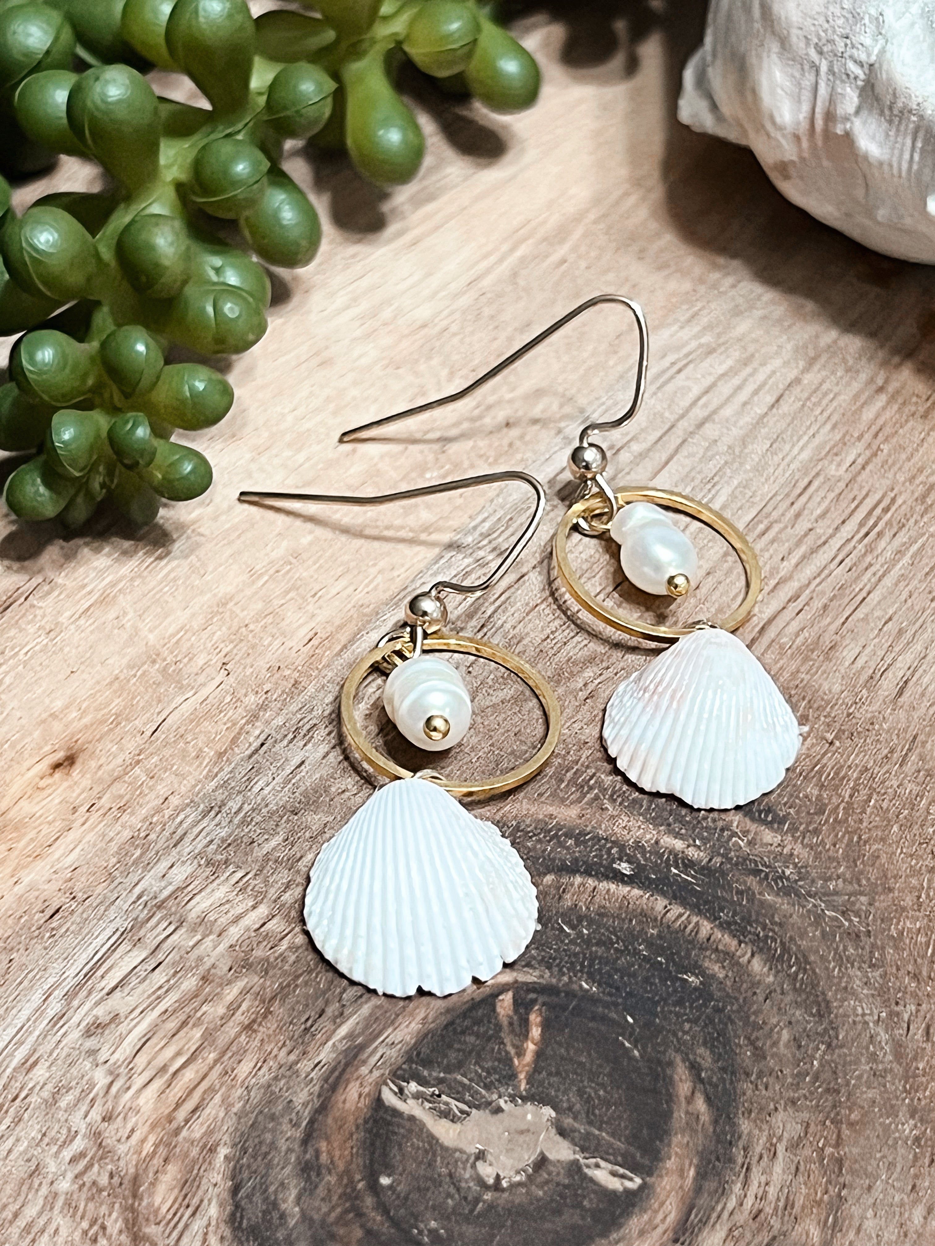 Clammy Pearl Earrings