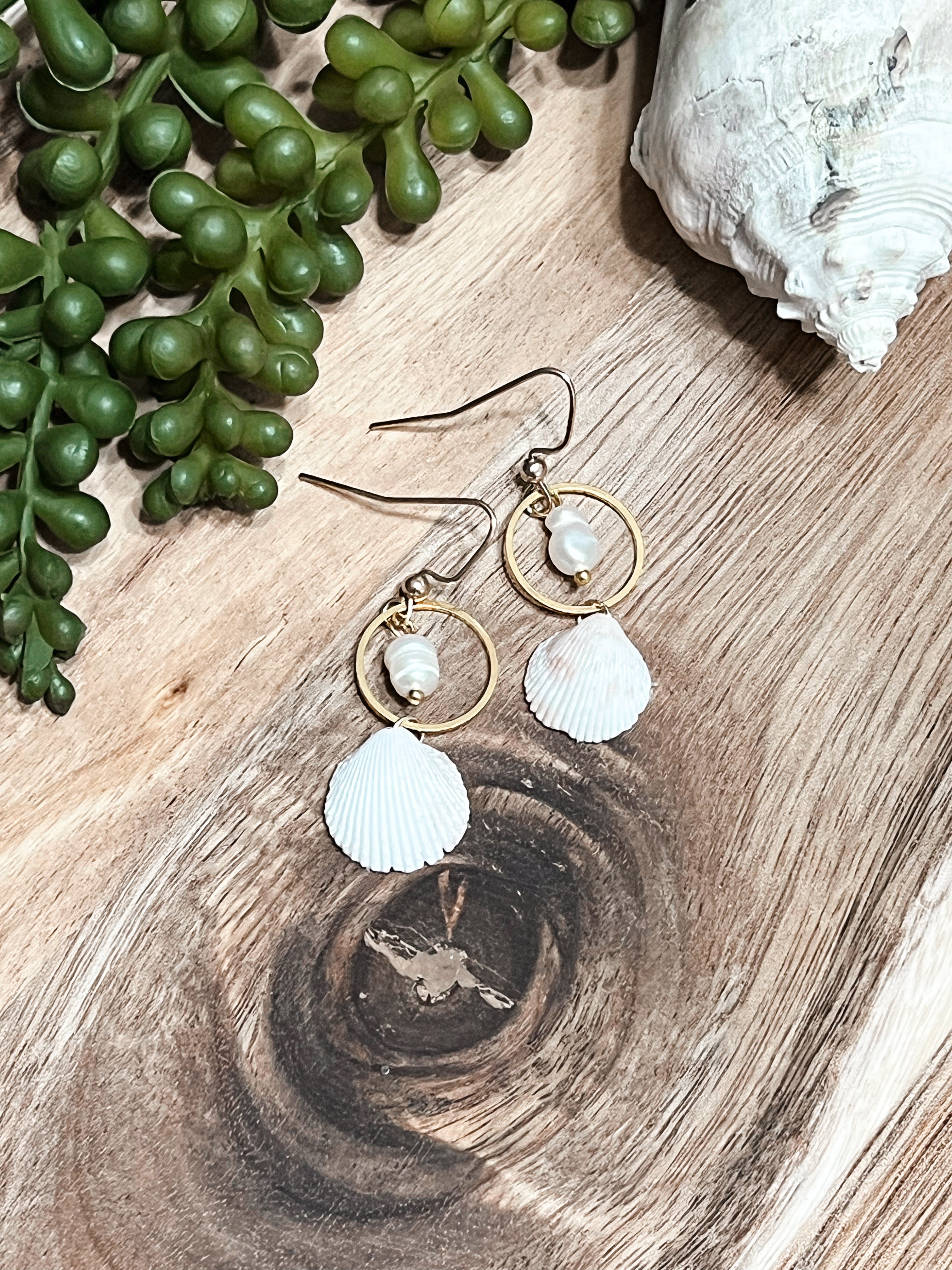 Clammy Pearl Earrings