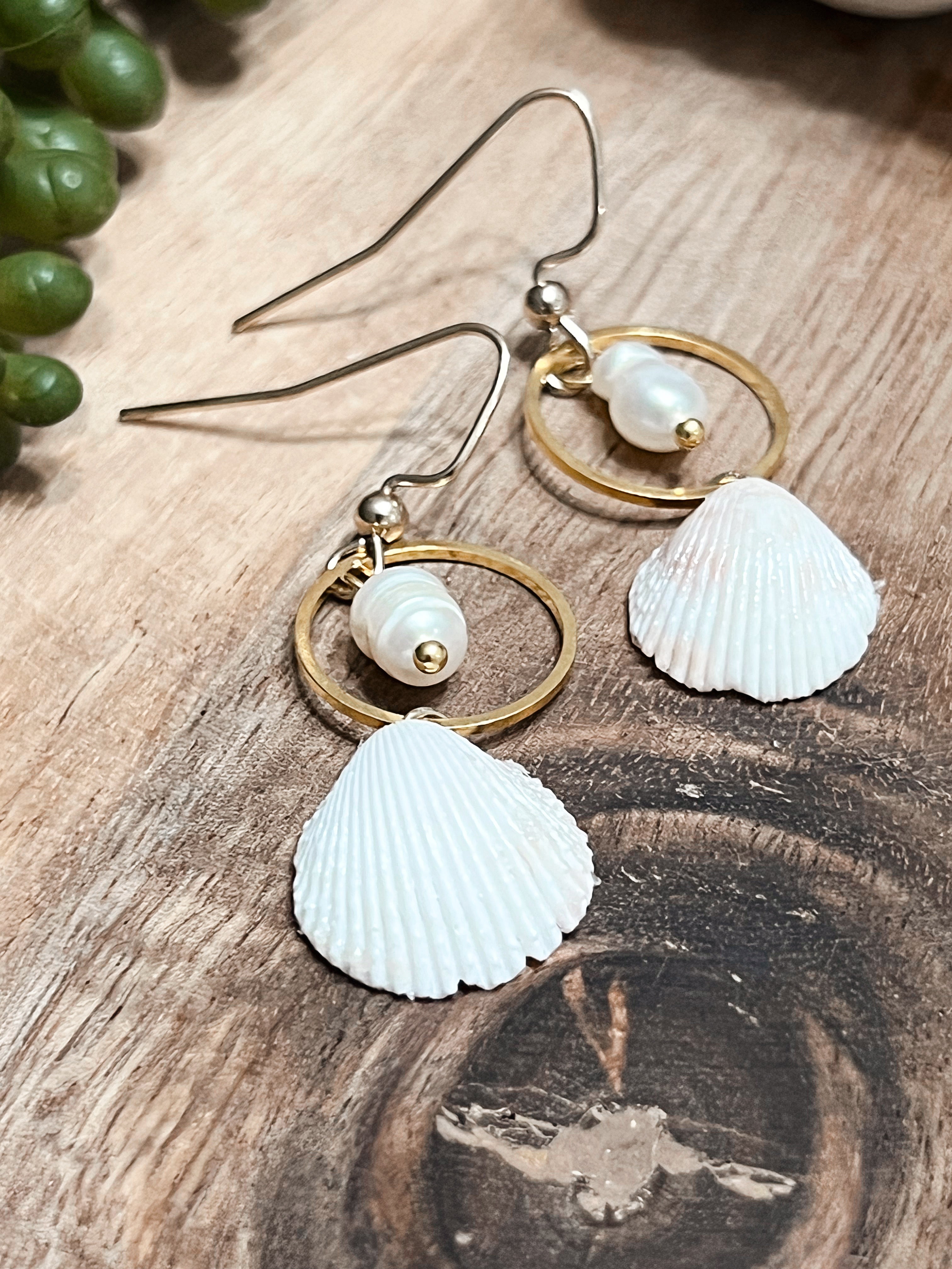 Clammy Pearl Earrings